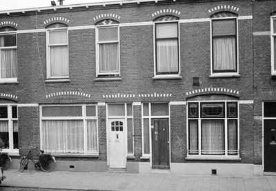 69035 Gezicht op de voorgevels van de huizen Potgieterstraat 29-31 te Utrecht; rechts het huis nr. 29..